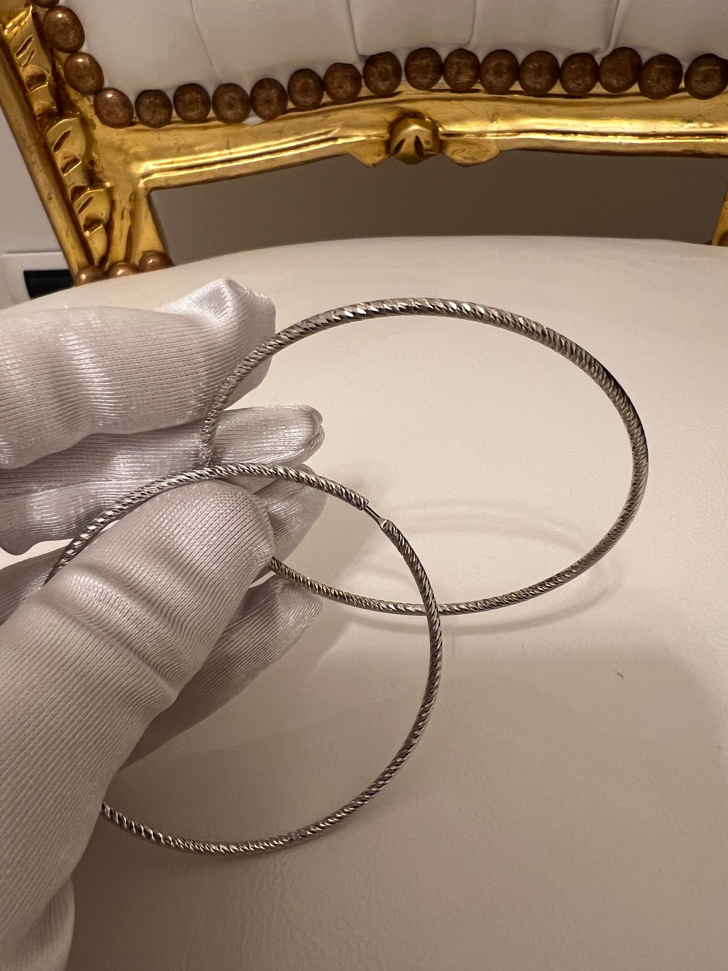 Orecchini a cerchio oro bianco lavorato
